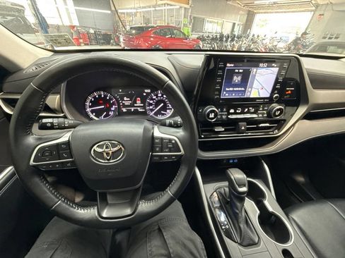 Used 2022 Toyota Highlander XLE AWD/4WD image 19