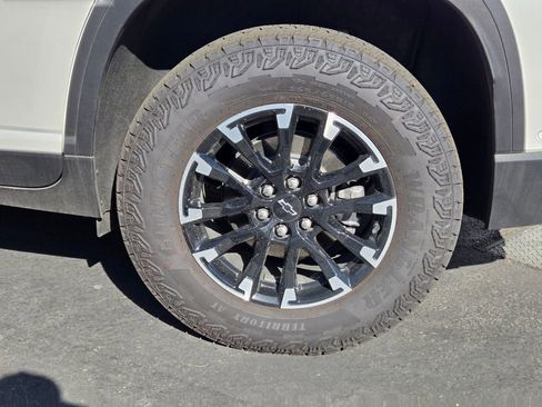 Used 2025 Chevrolet Traverse Z71 w/ Enhanced Driving Package image 3