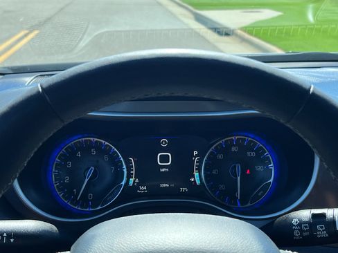 Certified 2025 Chrysler Pacifica Select FWD image 27