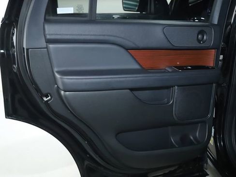 Used 2024 Lincoln Navigator Reserve image 13