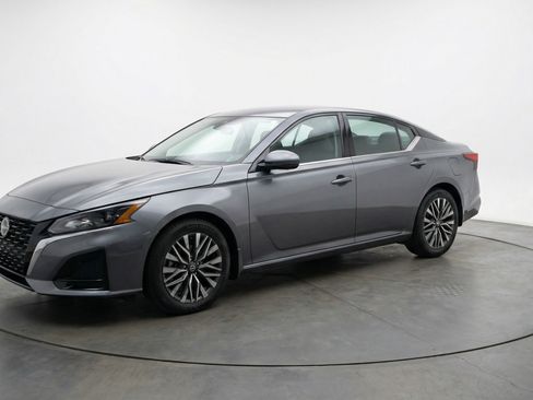 Used 2025 Nissan Altima 2.5 SV image 3