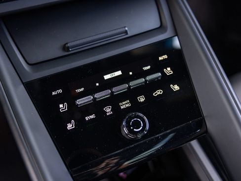Certified 2025 Porsche Macan Electric RWD image 60