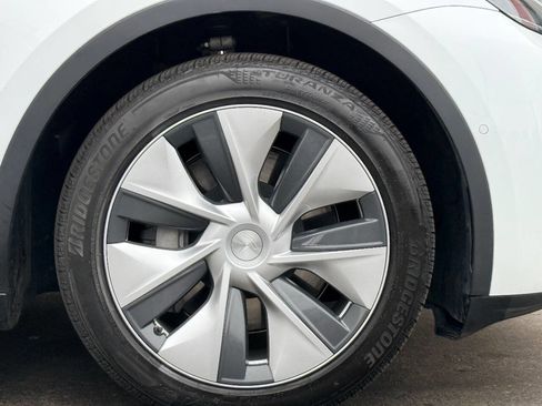 Used 2022 Tesla Model Y Long Range image 12