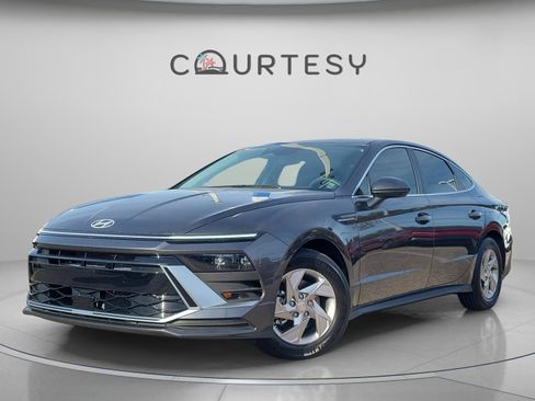 Used 2025 Hyundai Sonata SE image 1