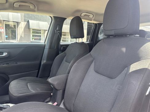 Used 2015 Jeep Renegade Latitude w/ Popular Equipment Group AWD/4WD image 9