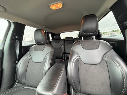Used 2018 Jeep Cherokee Latitude Plus w/ Cold Weather Group AWD/4WD image 32