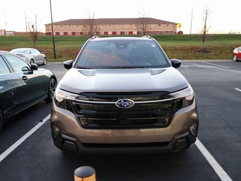 Used 2025 Subaru Forester Touring image 3