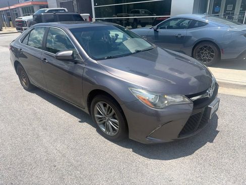 Used 2017 Toyota Camry SE w/ Moonroof Package FWD image 1
