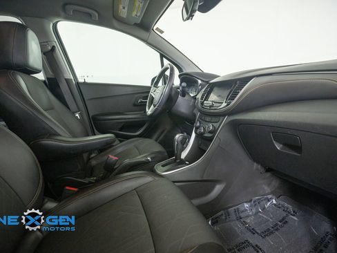 Used 2022 Chevrolet Trax LT w/ Midnight Edition AWD/4WD image 38