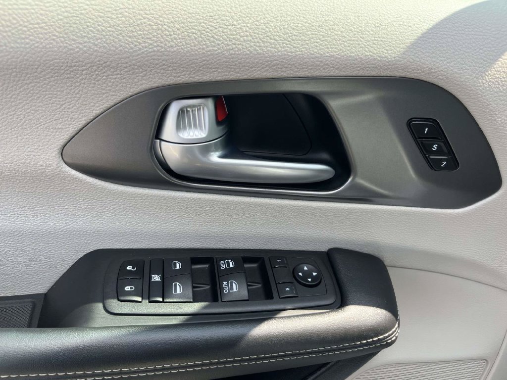 Used 2024 Chrysler Pacifica Touring-L FWD image 15