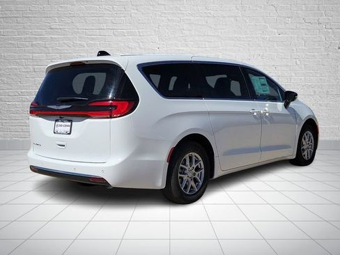 New 2026 Chrysler Pacifica Select image 4