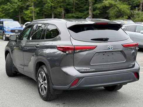 Used 2021 Toyota Highlander XLE AWD/4WD image 3