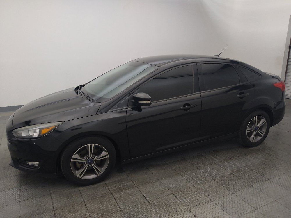 Used 2018 Ford Focus SE w/ SE Appearance Package FWD image 2