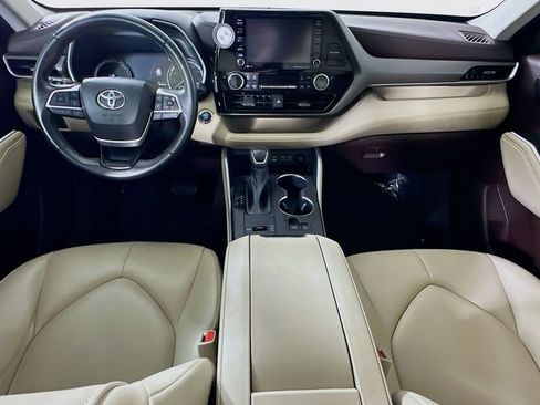 Used 2022 Toyota Highlander XLE FWD image 17