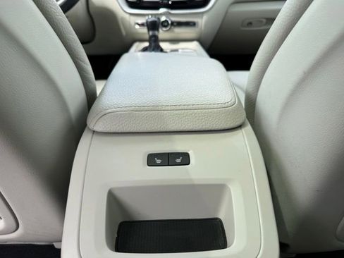 Used 2019 Volvo XC60 T5 Momentum w/ Multimedia Package AWD/4WD image 15