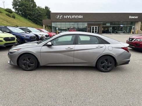 Used 2023 Hyundai Elantra SEL FWD image 2
