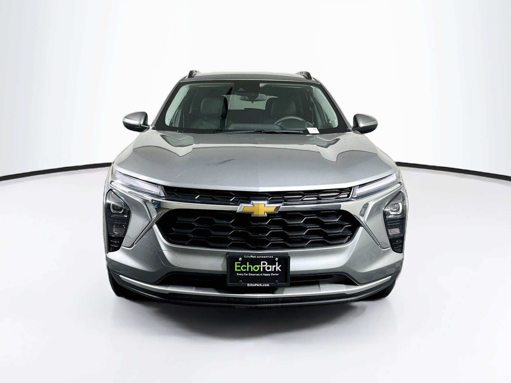 Used 2025 Chevrolet Trax LT FWD image 2