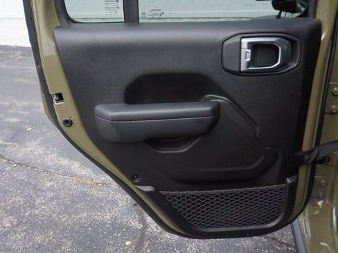 Used 2025 Jeep Wrangler Unlimited Rubicon image 28