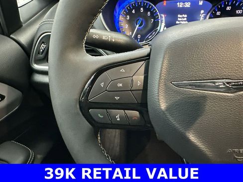 Used 2025 Chrysler Pacifica Limited image 29