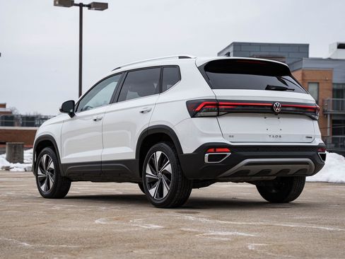 Certified 2025 Volkswagen Taos SE image 5