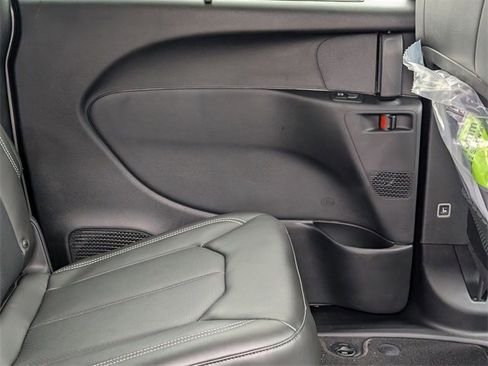 New 2026 Chrysler Pacifica Select image 31