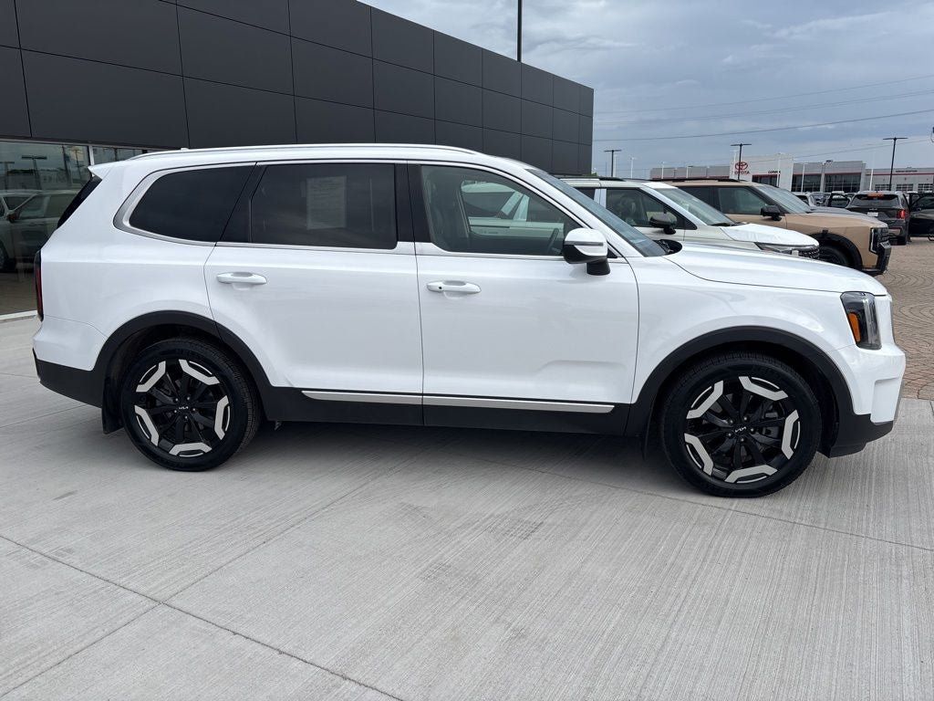 Used 2024 Kia Telluride EX w/ EX Captain's Chair Package AWD/4WD image 4