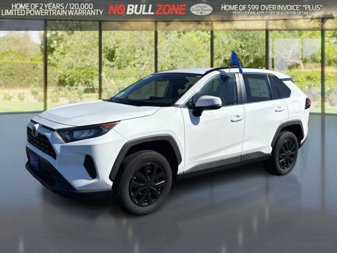Used 2021 Toyota RAV4 LE image 1