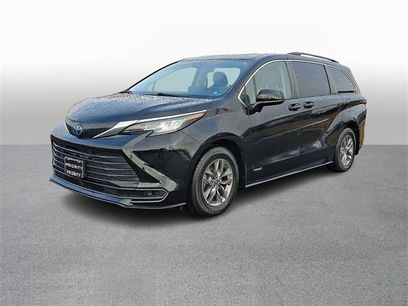 Used 2021 Toyota Sienna LE w/ LE Plus Package