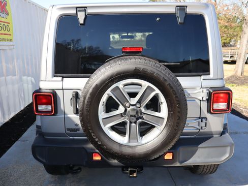 Used 2018 Jeep Wrangler Unlimited Sahara image 10