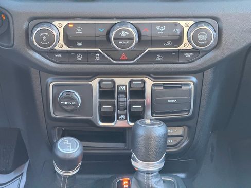 Used 2025 Jeep Gladiator Sport image 21