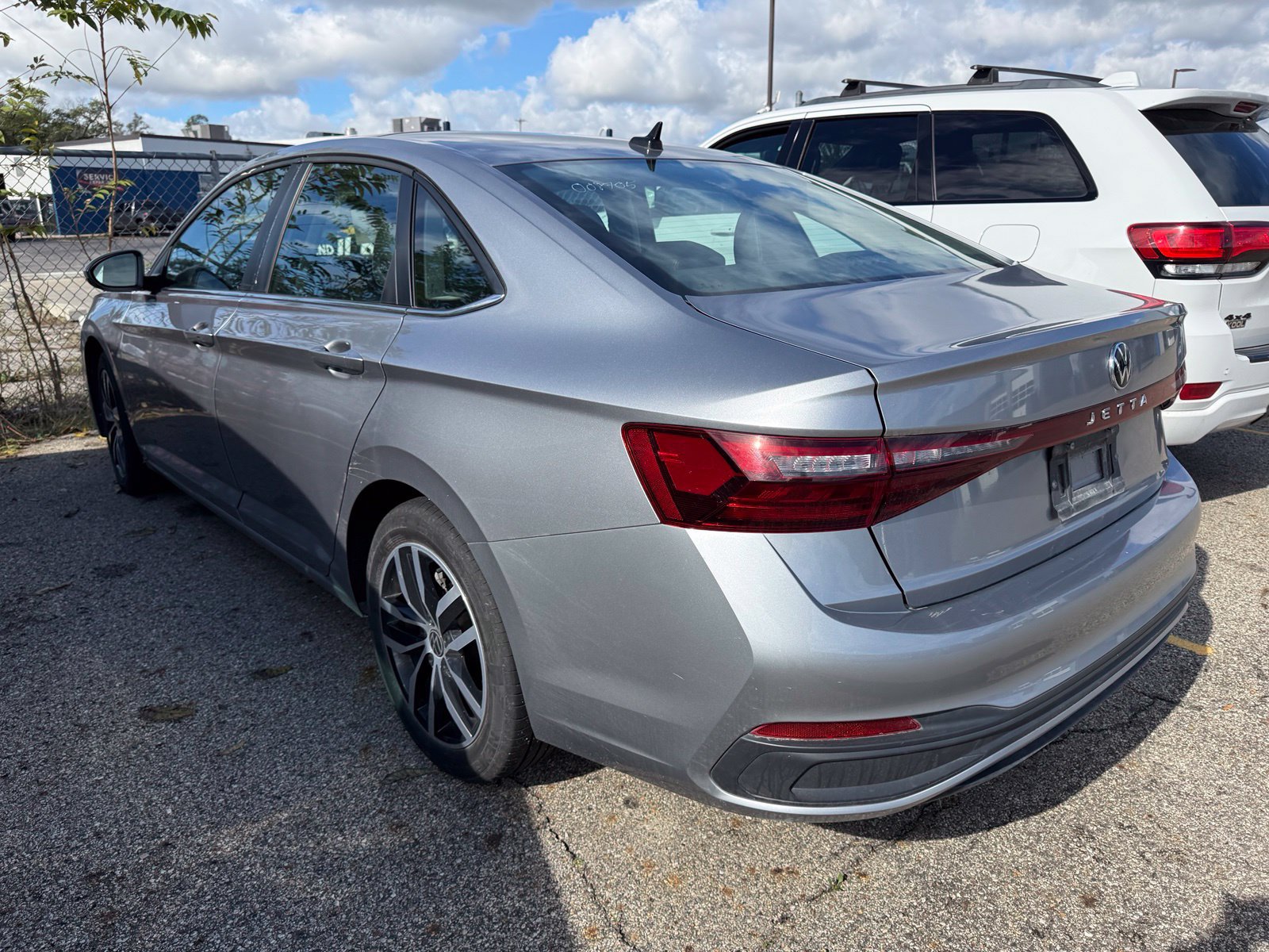 Used 2025 Volkswagen Jetta SE FWD image 4