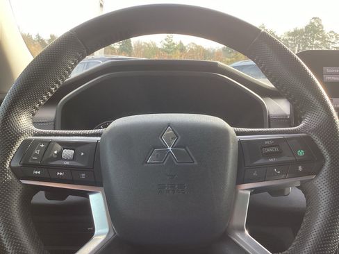 Used 2023 Mitsubishi Outlander SE image 10