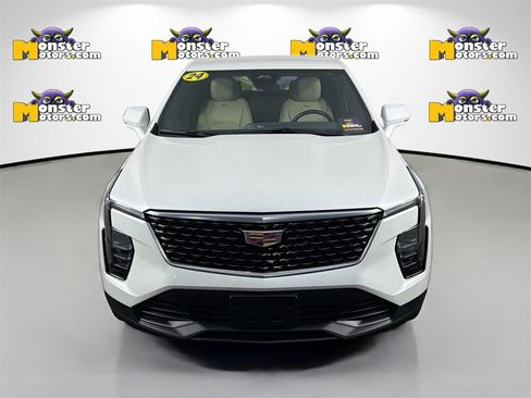 Used 2024 Cadillac XT4 Luxury image 2