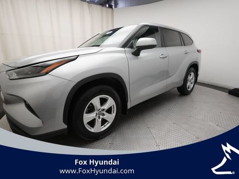 Used 2024 Toyota Highlander LE AWD/4WD image 2