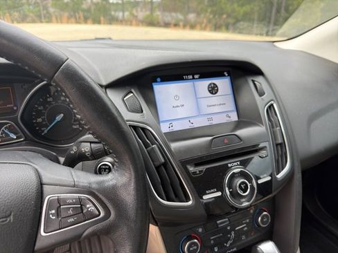 Used 2017 Ford Focus Titanium image 5