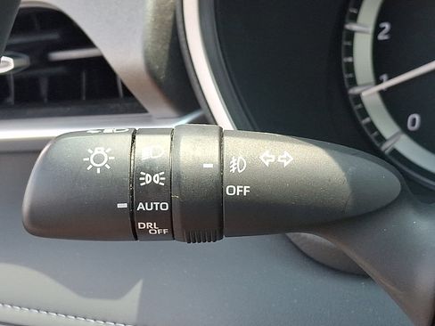 Used 2024 Toyota Highlander XLE AWD/4WD image 24