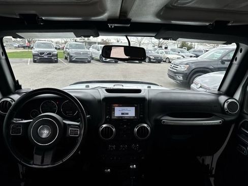 Used 2016 Jeep Wrangler Unlimited Sahara w/ Connectivity Group AWD/4WD image 18
