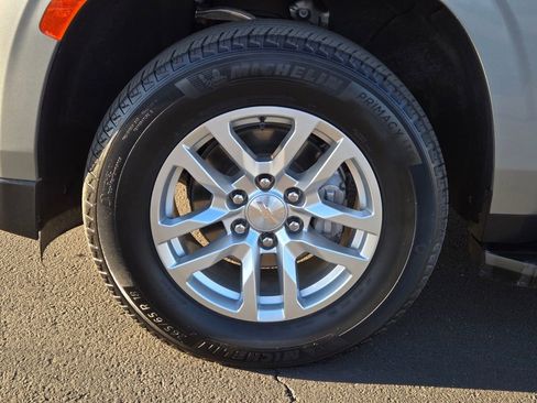 Used 2024 Chevrolet Suburban LT image 8