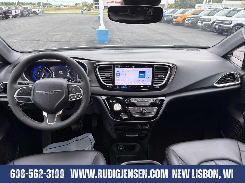 Used 2025 Chrysler Pacifica Select FWD image 12