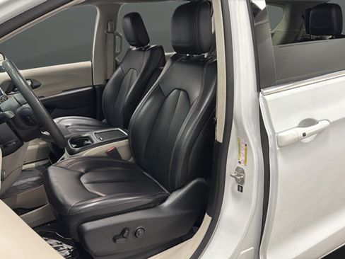 Used 2023 Chrysler Pacifica Touring-L FWD image 9