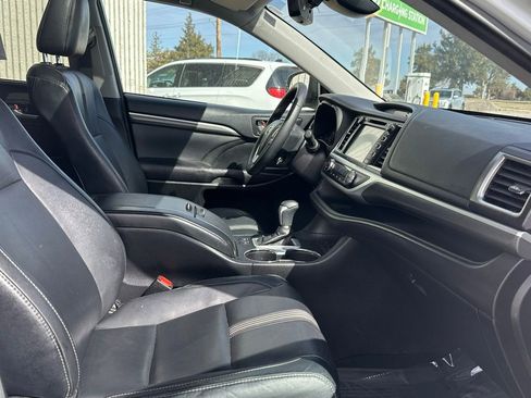 Used 2017 Toyota Highlander SE w/ Carpet Mat Package image 21