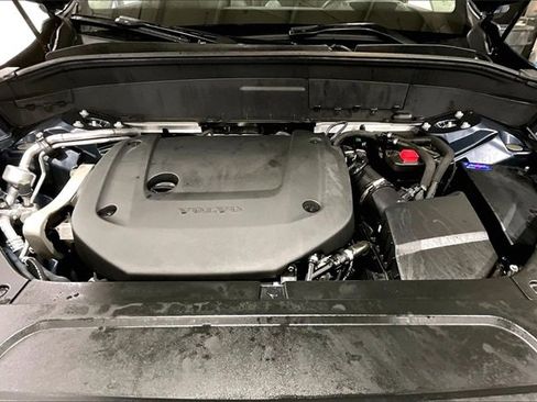 Certified 2024 Volvo XC90 B6 Ultimate w/ Lounge Package image 11