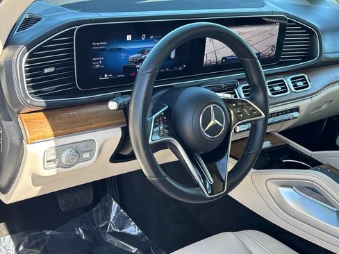 Used 2025 Mercedes-Benz GLS 450 4MATIC image 9