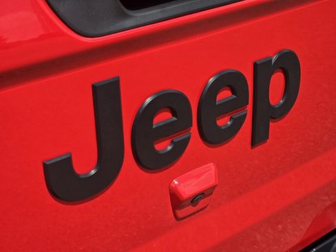 Used 2024 Jeep Gladiator Willys AWD/4WD image 12