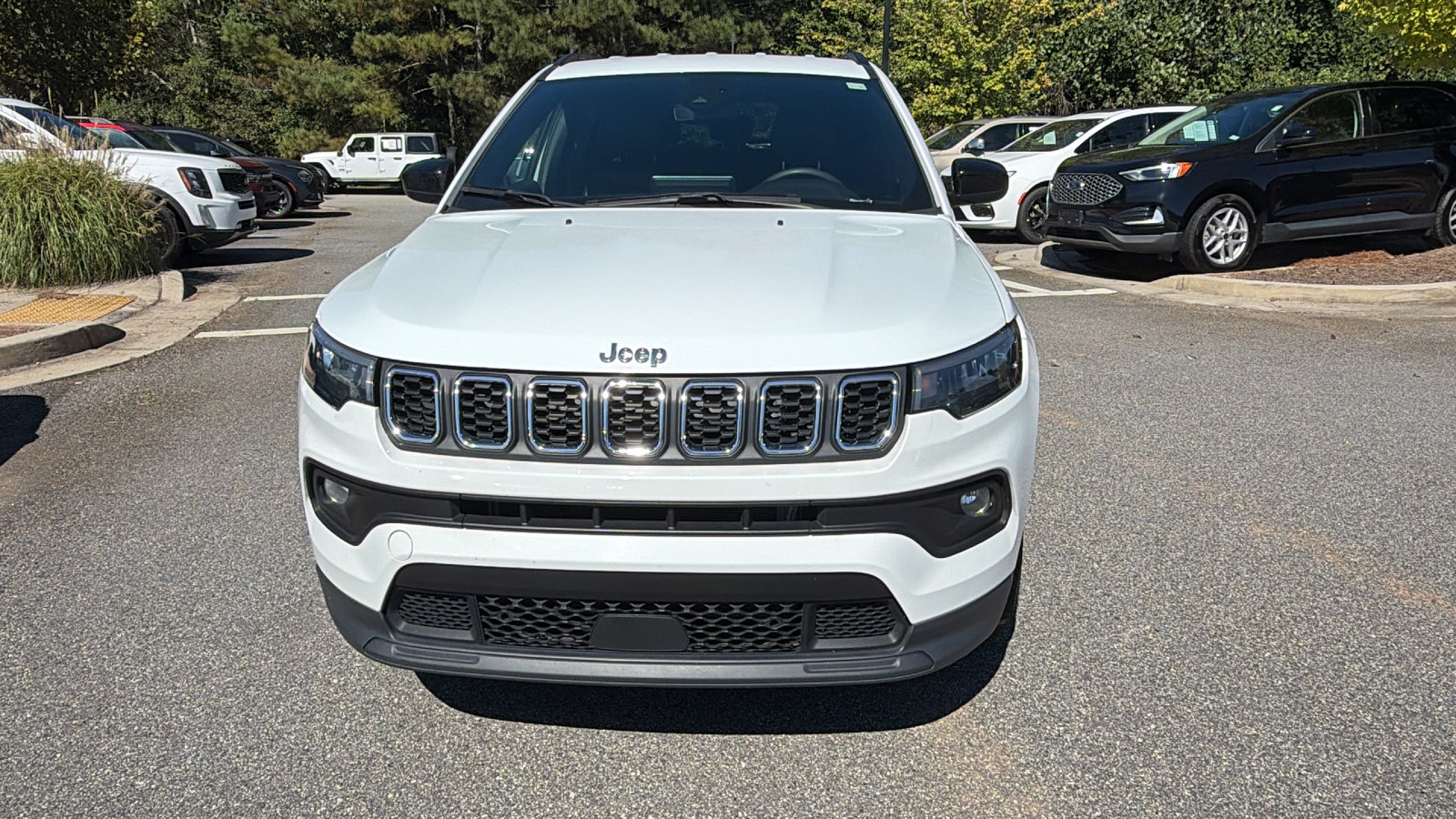 Used 2024 Jeep Compass Latitude AWD/4WD image 3
