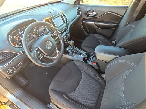 Used 2019 Jeep Cherokee Latitude w/ Popular Appearance Group image 16