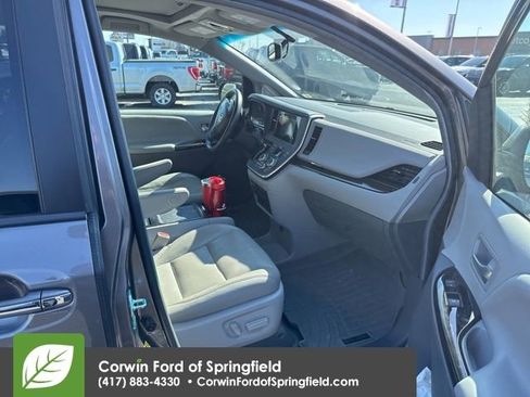 Used 2017 Toyota Sienna XLE w/ XLE Navigation Package image 11