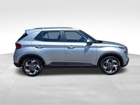 Used 2025 Hyundai Venue SEL FWD image 9