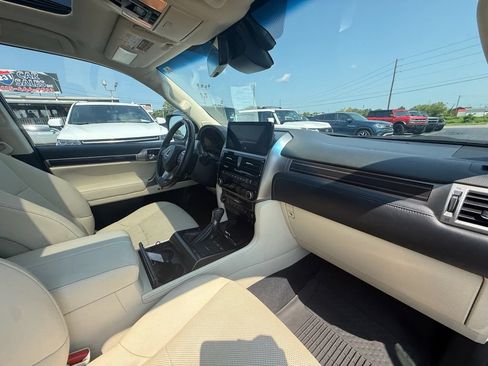 Used 2023 Lexus GX 460 Premium w/ Accessory Package AWD/4WD image 29