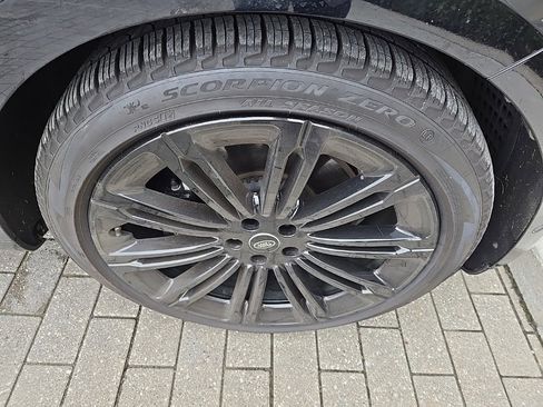 Used 2024 Land Rover Range Rover Long Wheelbase Autobiography image 11